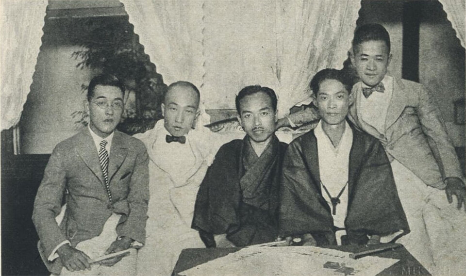 Edogawa Ranpo (thứ hai từ trái sang) năm 32 tuổi, chụp vào năm 1926.